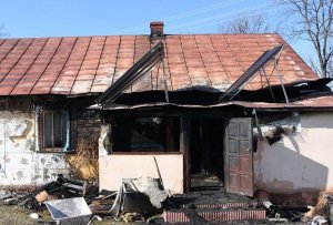 dom. spalony dom w pożarze