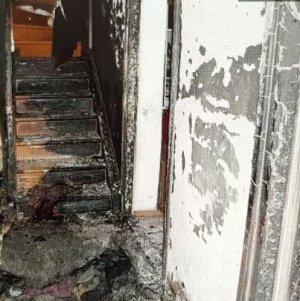 zdjęcie spalonego wnętrza domu