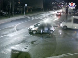 kadr z nagrania, na którym widać samochód stojący na skrzyżowaniu