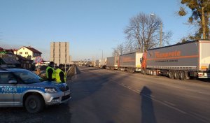 policjanci KMP w Chełmie przy granicy
