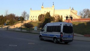 radiowóz na tle zamku w Lublinie