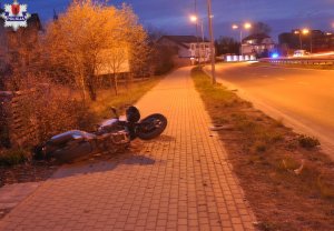 motocykl po wypadku, leżący na chodniku