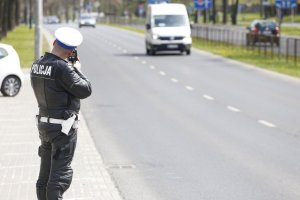 policjanci sprawdza prędkość