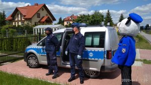 Maskotka Lubelskiej Policji daje prezenty dzieciom