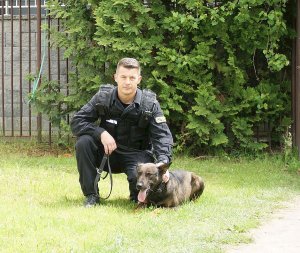 policjant i pies służbowy