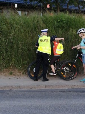 policjantka i rowerzyści