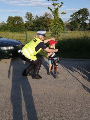 Policjantka i dziecko na rowerze