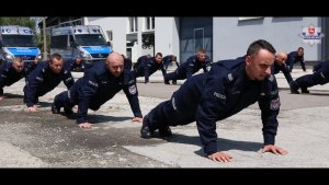 policjanci robią pompki