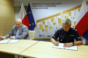 Komendant podpisuje aneks do umowy