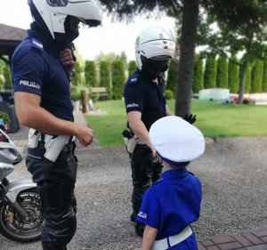 chłopiec z policjantami podczas spotkania