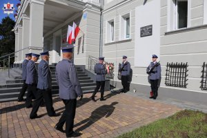 kwiaty składane przed tablicą upamiętniającą patrona lubelskiego garnizonu Policji - insp. Tadeusza Tomanowskiego.