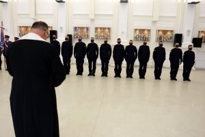 Kapelan lubelskiej policji błogosławi nowych policjantów.