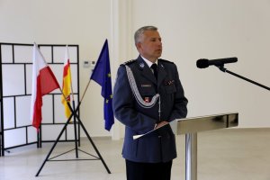 Komendant Wojewódzki Policji w Lublinie wypowiada dla nowych funkcjonariuszy rotę ślubowania.
