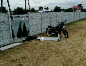 uszkodzony motocykl i ogrodzenie