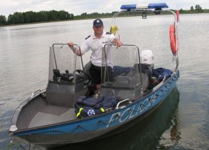 policyjny stermotorzysta na łódce