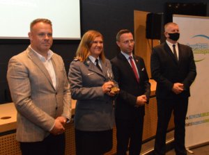 policjantka wśród laureatów konkursu