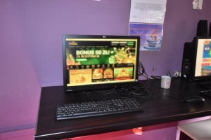 monitor komputera i klawiatura na biurku