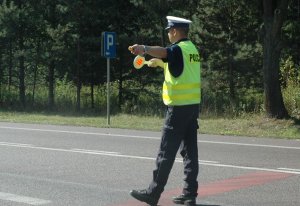 policjant ruchu drogowego podczas kontroli