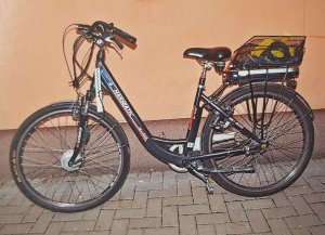 rower elektryczny koloru czarnego