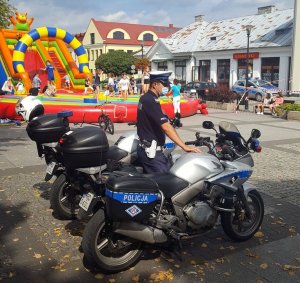 policjant podczas festynu