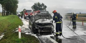 strażacy gaszą samochód