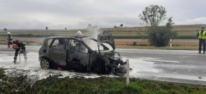 spalony samochód na drodze krajowej