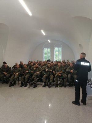 policjant i żołnierze WOT podczas szkolenia
