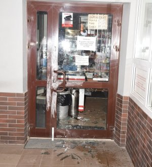 rozbita szyba w drzwiach sklepu