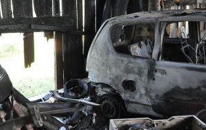 spalone auto znajdujące się w stodole