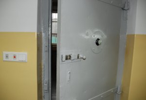 białe drzwi policyjnego aresztu