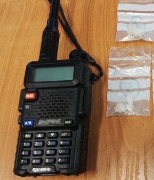 czarny radiotelefon i dilerki narkotyków