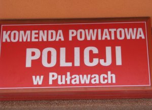 szyld komendy Policji w Puławach