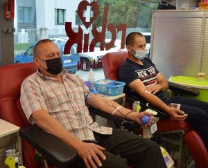 Na zdjęciu dwaj mężczyźni oddają krew
