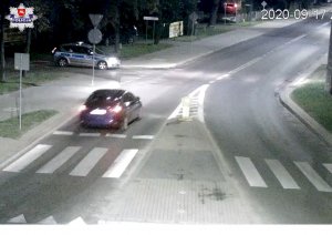 samochód zjeżdżający z ronda lewym pasem, w tle widać stojący radiowóz