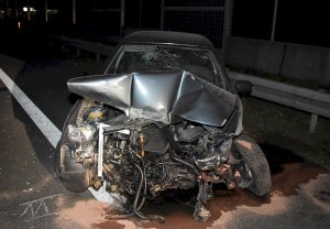 zdjęcie uszkodzonego pojazdu marki seat - zniszczona pokrywa silnika oraz widoczne wycieki płynów eksploatacyjnych