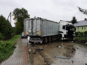 samochód ciężarowy stojący w poprzek drogi