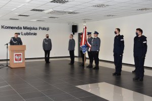 nadkomisarz Tomasz Gil wita nowych policjantów