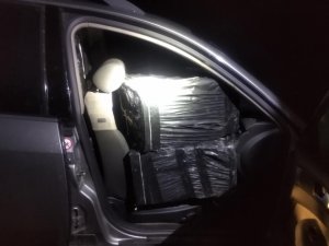 Ofoliowane tekturowe kartony  na siedzeniu w samochodzie.