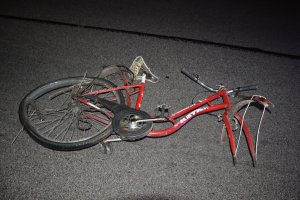 Leżący na jezdni uszkodzony rower