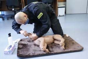policjant z fantomem podczas ćwiczeń