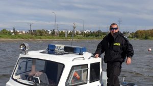 policjant na służbowej łodzi
