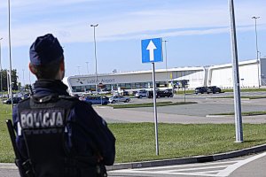 Policjant zwrócony w kierunku Airport Lublin.