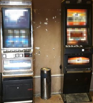 Dwa automaty do gier hazardowych stojące przy ścianie