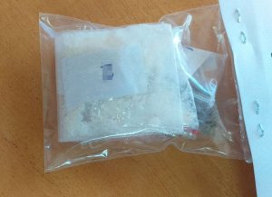 Zdjęcie przedstawia zabezpieczone u kierowcy Vauxhalla narkotyki zapakowane w woreczku strunowym