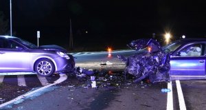 Uszkodzone samochody stoją na jezdni