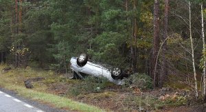 Zdjęcie przewróconego samochodu, który brał udział w śmiertelnym wypadku.