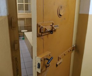 drzwi prowadzące do policyjnego aresztu