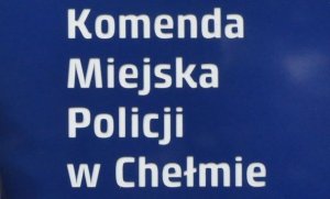 Biały napis na niebieskim tle: Policja, Komenda Miejska Policji w Chełmie