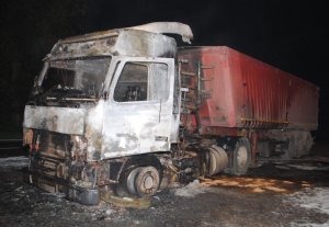 spalona ciężarówka z naczepą