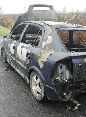spalony samochód na poboczu drogi